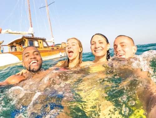Grupo de amigos dentro de las aguas de la playa de Florianópolis