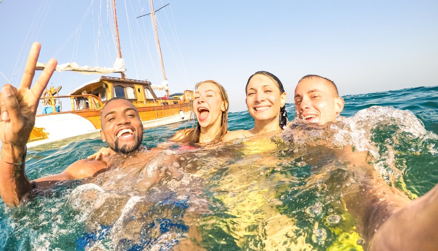 Grupo de amigos dentro de las aguas de la playa de Florianópolis