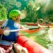 Hombre practicando rafting en las aguas de la provincia de Itata