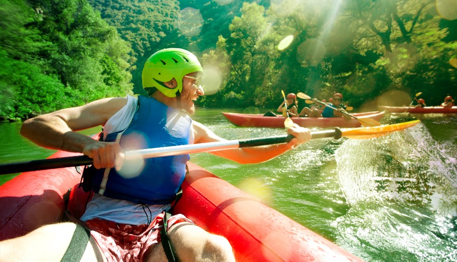 Hombre practicando rafting en las aguas de la provincia de Itata