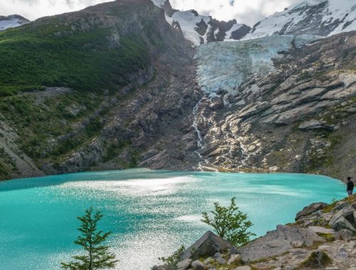 Laguna del Huemul con aguas cristalinas y rodeada de montañas.