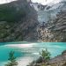 Laguna del Huemul con aguas cristalinas y rodeada de montañas.