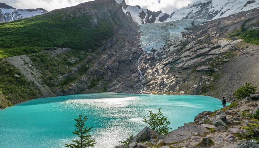 Laguna del Huemul con aguas cristalinas y rodeada de montañas.