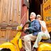 Pareja de ancianos en una motoneta en el museo de cera histórico