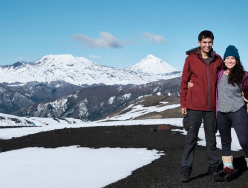 Pareja frente a las montañas de luna de miel en Chile