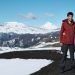 Pareja frente a las montañas de luna de miel en Chile