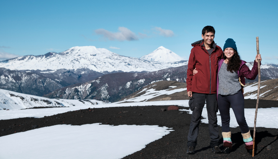 Pareja frente a las montañas de luna de miel en Chile