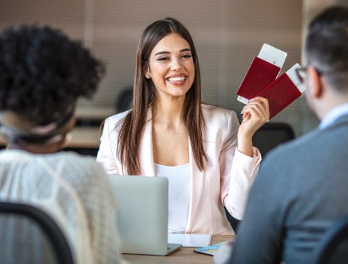 Mujer sosteniendo dos pasaportes con una sonrisa