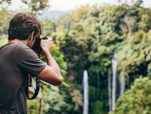 Hombre fotografiando el Parque Nacional Puyehue