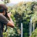 Hombre fotografiando el Parque Nacional Puyehue