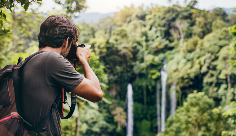 Hombre fotografiando el Parque Nacional Puyehue