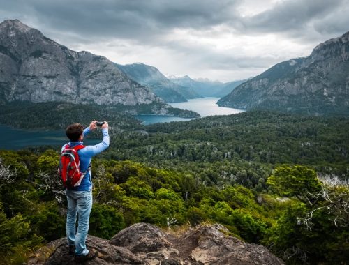 Hombre tomando una foto de un paisaje forestal