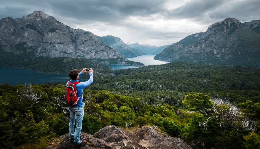 Hombre tomando una foto de un paisaje forestal