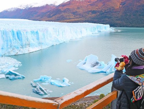Niño fotografiando el glaciar Perito Moreno