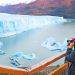 Niño fotografiando el glaciar Perito Moreno