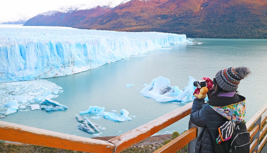 Niño fotografiando el glaciar Perito Moreno