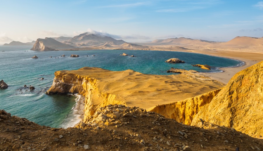 Paisaje de playa con aguas cristalinas que se encuentra en Perú