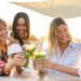 Grupo de amigas brindando en un día soleado en Porto Seguro