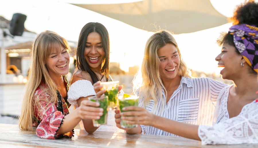 Grupo de amigas brindando en un día soleado en Porto Seguro
