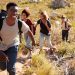 Grupo de amigos con mochilas haciendo senderismo