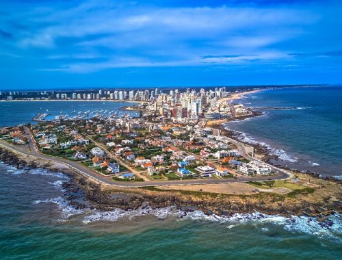 Pequeña ciudad en Uruguay rodeada por un mar de aguas cristalinas