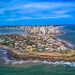 Pequeña ciudad en Uruguay rodeada por un mar de aguas cristalinas