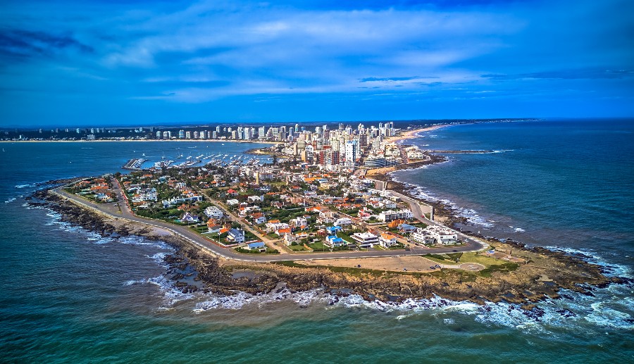 Pequeña ciudad en Uruguay rodeada por un mar de aguas cristalinas