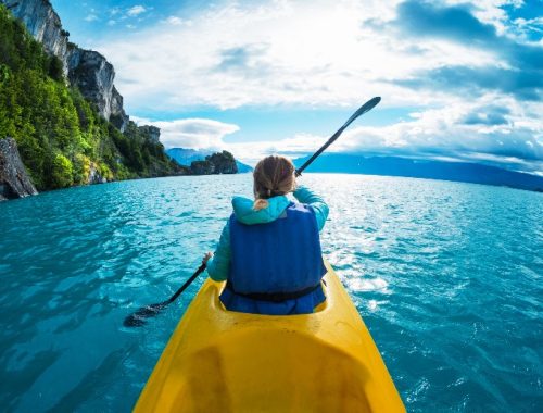 Mujer en una canoa en el mar