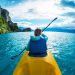 Mujer en una canoa en el mar