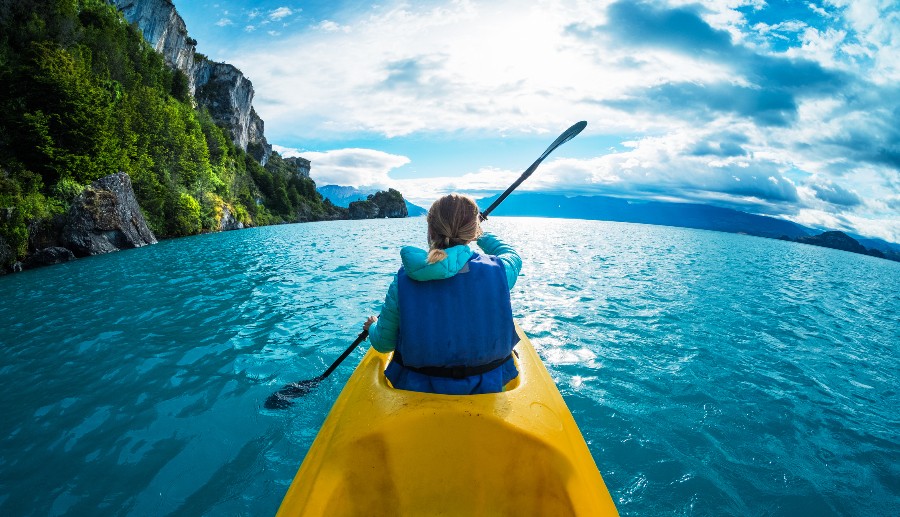 Mujer en una canoa en el mar
