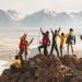 Grupo de personas celebrando haber llegado a la cima de una montaña