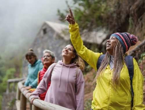 Mujeres admirando el santuario de la naturaleza en Chile
