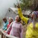 Mujeres admirando el santuario de la naturaleza en Chile