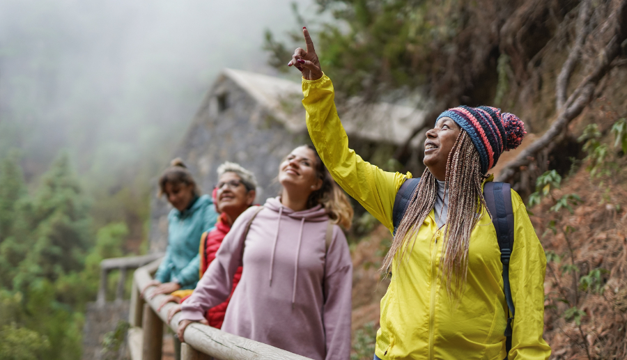 Mujeres admirando el santuario de la naturaleza en Chile