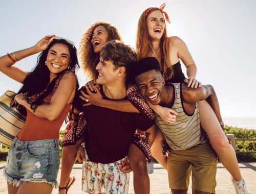 Grupo de amigos disfrutando del día de playa