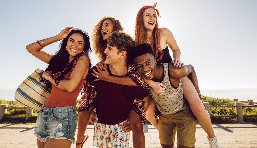Grupo de amigos disfrutando del día de playa
