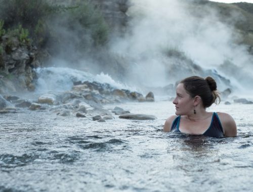 Mujer disfrutando del día en aguas termales