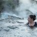 Mujer disfrutando del día en aguas termales