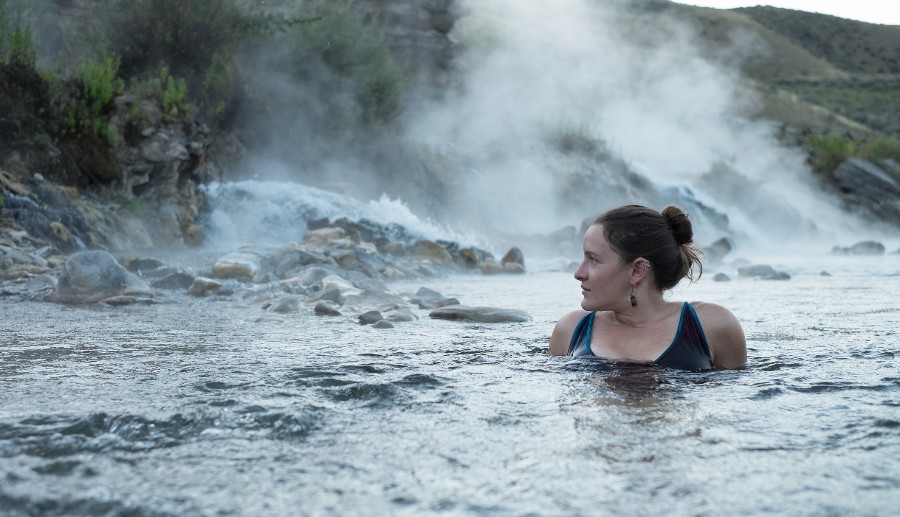 Mujer disfrutando del día en aguas termales