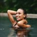 Mulher sorrindo nas termas en region de la araucania