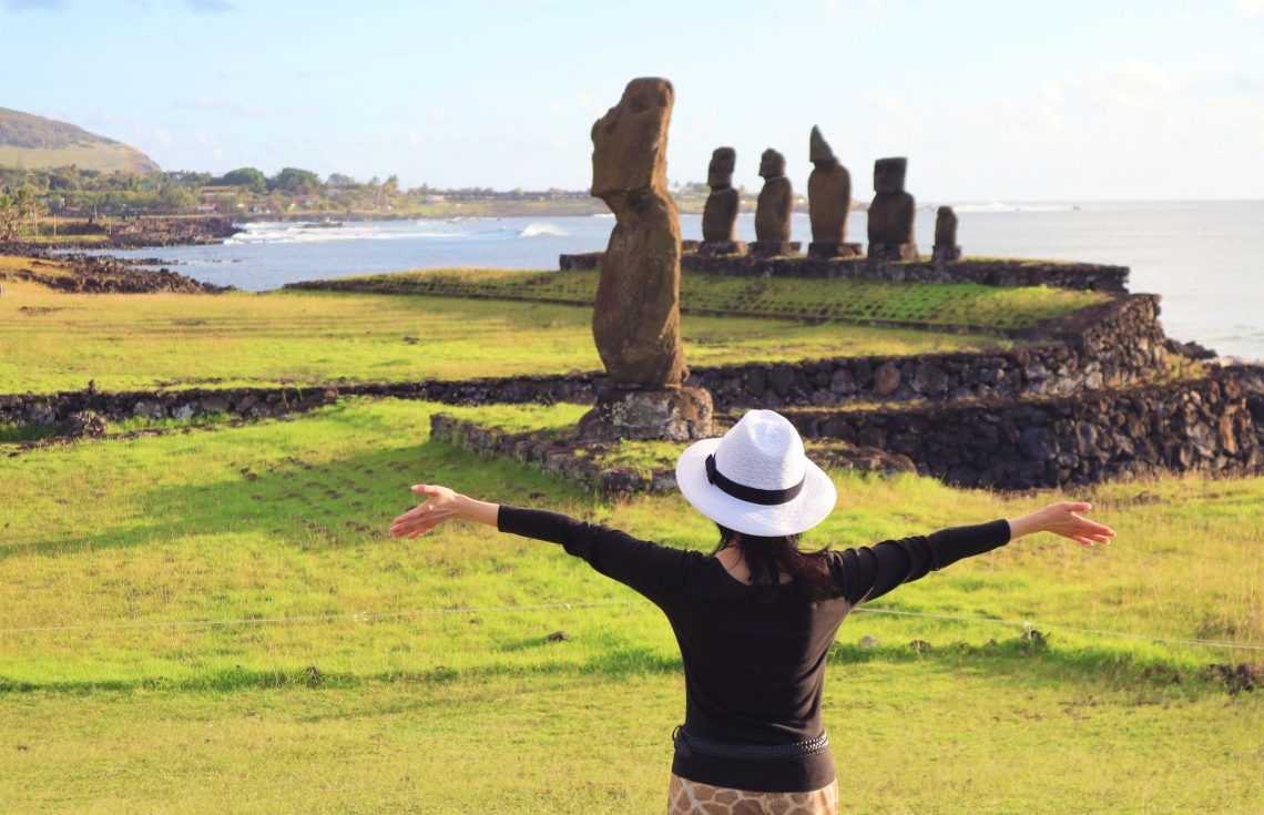 Mujer posando para una foto en una zona turística del país