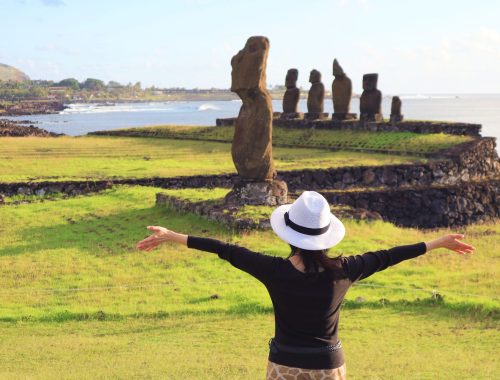 Mujer posando para una foto en una zona turística del país