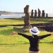 Mujer posando para una foto en una zona turística del país