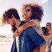 Grupo de parejas divirtiéndose en un día de playa