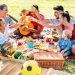 Grupo de amigos en un ambiente feliz haciendo un picnic