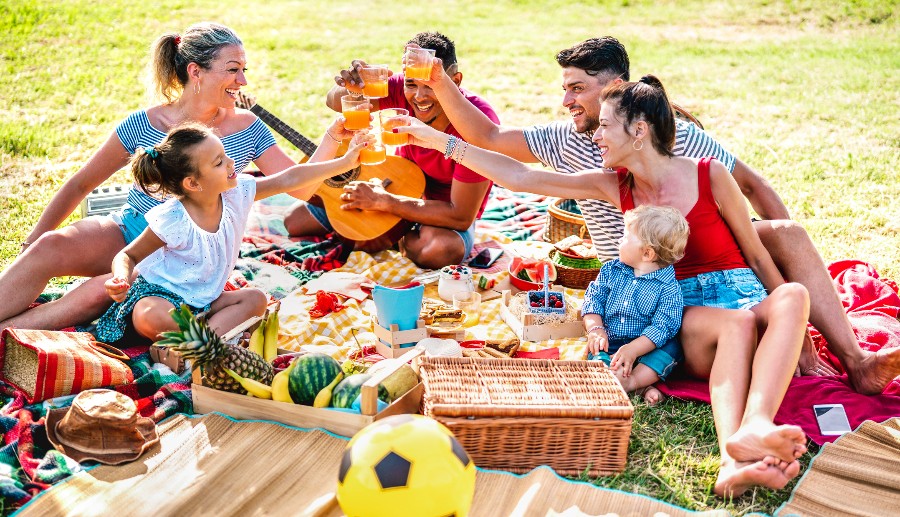Grupo de amigos en un ambiente feliz haciendo un picnic