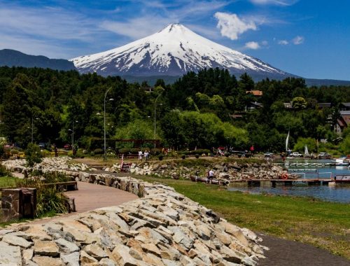 Ciudad pequeña con río y volcán