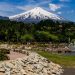 Ciudad pequeña con río y volcán