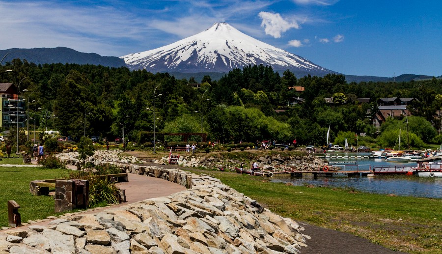 Ciudad pequeña con río y volcán