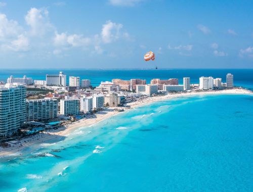 Zona hotelera de Cancún, México, con playas de arena blanca y mar turquesa.